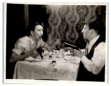 Fotografia antiga dois homens discutindo na mesa de pôquer homem com arma e rosto distorcido, usado comprar usado  Enviando para Brazil