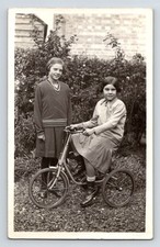 História social: ciclismo. Duas meninas com um triciclo. RP. Sem carimbo, 1933., usado comprar usado  Enviando para Brazil