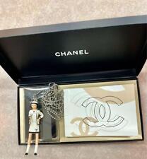 Colar de boneca Chanel Coco Mademoiselle autêntico feminino com caixa e mangá comprar usado  Enviando para Brazil