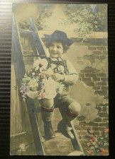 Bambino posa con usato  Belluno