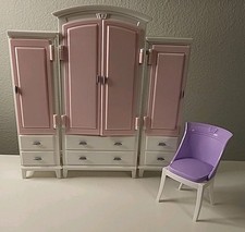 Raro HTF 3 peças Barbie casa de bonecas móveis quarto armário com cadeira comprar usado Raro HTF 3 peças Barbie casa de bonecas móveis quarto armário com cadeira comprar usado  Enviando para Brazil