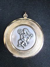 Pendentif médaillon aluminium d'occasion  La Tour-du-Pin