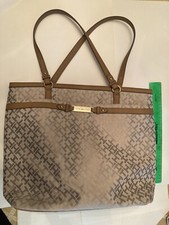 Bolsa tote Tommy Hilfiger - Nova. Estampa bege, detalhes bronzeados. comprar usado Bolsa tote Tommy Hilfiger - Nova. Estampa bege, detalhes bronzeados. comprar usado  Enviando para Brazil