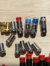 Usado, ENORME BOLSA DE MÃO: 100+ CONECTORES DE COMPRESSÃO COAXIAIS RG6 F NOVOS SACOS ABERTOS comprar usado  Enviando para Brazil