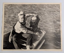 Foto vintage P&B 8" x 10" 1948 menino em um barco de pesca lago motor de popa comprar usado  Enviando para Brazil