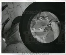 1963 Press Photo Uma lupa usada para montar componente eletrônico comprar usado  Enviando para Brazil