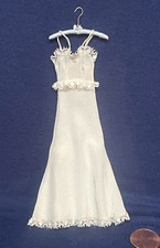 ADORÁVEL CASA DE BONECAS ARTESANAL MINIATURA OFF WHITE NEGLIGEE EM UM CABIDE comprar usado  Enviando para Brazil