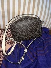 Usado, Bolsa tiracolo Calvin Klein CK monograma feminina marrom pequena quase nova!! 👀 comprar usado  Enviando para Brazil