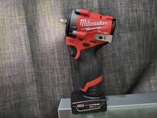 Chave de impacto stubby Milwaukee 2562-20 M12 FUEL 12V 3/8" com bateria XC 4.0 comprar usado  Enviando para Brazil