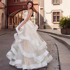 Exquisite ruffles champagne d'occasion  Expédié en Belgium