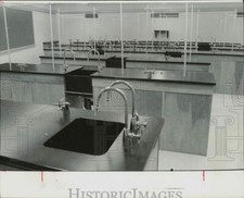 Vista interna de um laboratório escolar Press Photo - lra16700 comprar usado  Enviando para Brazil