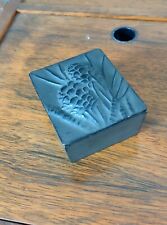 VINTAGE CAST IRON TRINKET BOX WITH PINECONES ON FRONT GRACING THE LID comprar usado  Enviando para Brazil
