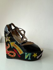 Usado, SANDÁLIAS CUNHA ENFEITADAS CHRISTIAN LOUBOUTIN COURO ENVERNIZADO PRETO comprar usado  Enviando para Brazil