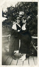 Duas mulheres posando juntas foto antiga encontrada vestido meninas sorridentes cabelo curto 164, usado comprar usado  Enviando para Brazil