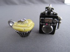 CHARME PULSEIRA DE MÃO AMULETO MÁQUINA DE CUPCAKE E KARAOKÊ JUICY COUTURE comprar usado CHARME PULSEIRA DE MÃO AMULETO MÁQUINA DE CUPCAKE E KARAOKÊ JUICY COUTURE comprar usado  Enviando para Brazil