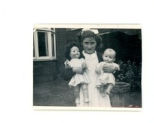 Menina com bonecas de brinquedo vintage foto instantânea encontrada comprar usado  Enviando para Brazil