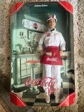 NRFB Coca Cola KEN Doll Collector Edition 2000 Soda Fountain Kelner 25678 na sprzedaż NRFB Coca Cola KEN Doll Collector Edition 2000 Soda Fountain Kelner 25678 na sprzedaż  Wysyłka do Poland