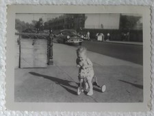 Foto vintage bebê em triciclo 1953 Chrysler carro Brooklyn Nova York comprar usado Foto vintage bebê em triciclo 1953 Chrysler carro Brooklyn Nova York comprar usado  Enviando para Brazil