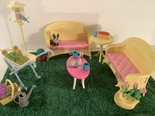 Conjunto Barbie jardim de verão 1998 com extras.  Móveis de plástico de vime para pátio  comprar usado  Enviando para Brazil