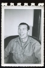 Usado, FOTO ENCONTRADA Estranho Retrato de Homem com Olhos Fechados Estranho Incomum P&B Instantâneo Antigo comprar usado  Enviando para Brazil