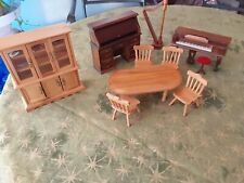 Muebles de madera para casa de muñecas de colección.  Piano, Hutch, escritorio con tapa enrollable, mesa de comedor, arpa segunda mano  Embacar hacia Argentina