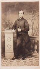 FOTO CDV - HOMEM DE PÉ, LIVROS/FUNDO PINTADO. SEM ESTÚDIO, usado comprar usado  Enviando para Brazil