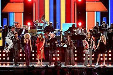 THE BEE GEES, 2 DVDs: RARO CONCERTO DE TRIBUTO (2017) + DOCUMENTÁRIO RARO (2007) comprar usado THE BEE GEES, 2 DVDs: RARO CONCERTO DE TRIBUTO (2017) + DOCUMENTÁRIO RARO (2007) comprar usado  Enviando para Brazil