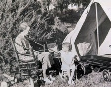 Foto encontrada mulher em cadeira de rodas barraca de acampamento ao ar livre com bebê e carroça comprar usado  Enviando para Brazil