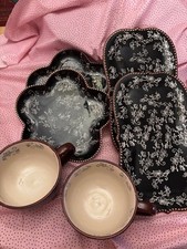 Bandeja sanduíche de renda floral preta Temp-tations prato em forma de flor e caneca DOIS CADA comprar usado Bandeja sanduíche de renda floral preta Temp-tations prato em forma de flor e caneca DOIS CADA comprar usado  Enviando para Brazil