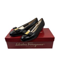 Sapatos Salvatore Ferragamo Vara 3cm Feminino Tamanho 7B Preto Bow Pumps Feito na Itália comprar usado Sapatos Salvatore Ferragamo Vara 3cm Feminino Tamanho 7B Preto Bow Pumps Feito na Itália comprar usado  Enviando para Brazil
