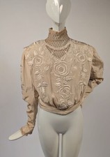 OVER THE TOP VICTORIAN 1890’S CORPETE DE SEDA BORDADO À MÃO DENSO COM GOLA ALTA comprar usado  Enviando para Brazil