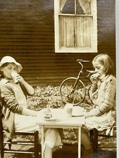 Foto vintage chapéu de sol meninas almoçando mesa externa cadeiras casa de bicicleta comprar usado  Enviando para Brazil