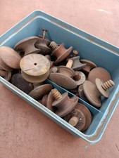 Caixa de 20 a 24 botões antigos de madeira para cômoda comprar usado Caixa de 20 a 24 botões antigos de madeira para cômoda comprar usado  Enviando para Brazil