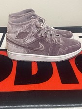 Usado, AIR JORDAN 1 MID SE / Feminino Tamanhow 7 / DQ8397500 / Veludo / Edição Especial comprar usado  Enviando para Brazil