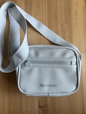 Bolsa tiracolo ajustável Reebok azul claro com zíperes. Leia  comprar usado  Enviando para Brazil