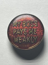 Vintage 70’s 80’s - MY BOSS PAY ME FRAKLY - Frases de broche de chapéu de lapela de metal comprar usado  Enviando para Brazil