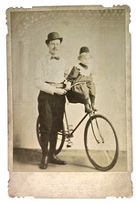 Usado, Foto de armário antiga orgulhoso pai filha bicicleta menina chapéus moda Mumbach  comprar usado  Enviando para Brazil