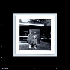 Foto quadrada vintage MULHER E MENINA FORA DA CASA 1962 comprar usado  Enviando para Brazil