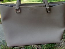 Usado, *Calvin Klein*Cindy Saffiano●Sacola de couro para o dia todo●Limpa●Ótima condição pré-amada💜 comprar usado Usado, *Calvin Klein*Cindy Saffiano●Sacola de couro para o dia todo●Limpa●Ótima condição pré-amada💜 comprar usado  Enviando para Brazil