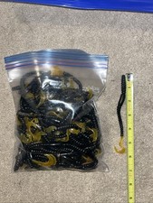 Isca artificial para vermes de pesca de plástico 1 lb de 5,5 pol. preta/dourada cauda de redemoinho comprar usado  Enviando para Brazil