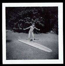 WANNABEE SURFER GIRL POSE em PRANCHA DE SURF LONGBOARD ~ FOTO DOS ANOS 1960 comprar usado  Enviando para Brazil