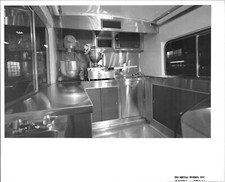 Foto vintage de misturadores internos de van de food truck aço inoxidável P&B comprar usado  Enviando para Brazil