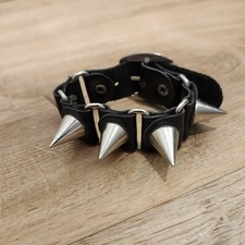 Pulseira de couro preta pirâmide picos fivela punk gótico motociclista EMO feita nos EUA unissex comprar usado  Enviando para Brazil
