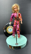 Boneca Barbie vintage ação ao vivo com palco, microfone, roupa e disco década de 1970 Mattel comprar usado  Enviando para Brazil