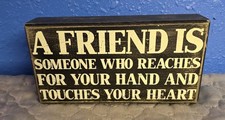 MK5 "A Friens Is Someone Who Touches Your Hrt." Placa rústica de madeira em caixa 8” x 4” comprar usado  Enviando para Brazil