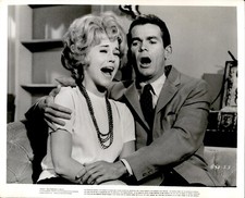 Foto original BR42 CASAL CANTANDO abraço no sofá linda mulher namorado comprar usado  Enviando para Brazil