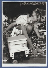 Lindo menino brincando com um carro infantil e brinquedos. Foto vintage soviética da URSS comprar usado  Enviando para Brazil