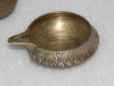 Usado, Vintage Latón Grabado Hermoso Diseño Luz Aceite Diya Adoración Luz Lámpara 14291 comprar usado Usado, Vintage Latón Grabado Hermoso Diseño Luz Aceite Diya Adoración Luz Lámpara 14291 comprar usado  Enviando para Brazil