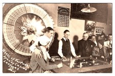 Usado, CARTÃO POSTAL FOTO REAL PROPRIETÁRIO DO CASSINO APACHE RODA DA FORTUNA LAS VEGAS NEVADA comprar usado  Enviando para Brazil