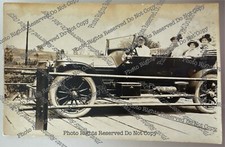 cartão postal foto real antigo RPPC 1914 pessoas em carro a motor automóvel na ponte comprar usado  Enviando para Brazil